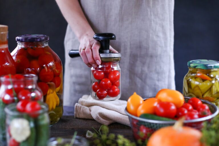 Preparazione di conserve di verdure in vasetti