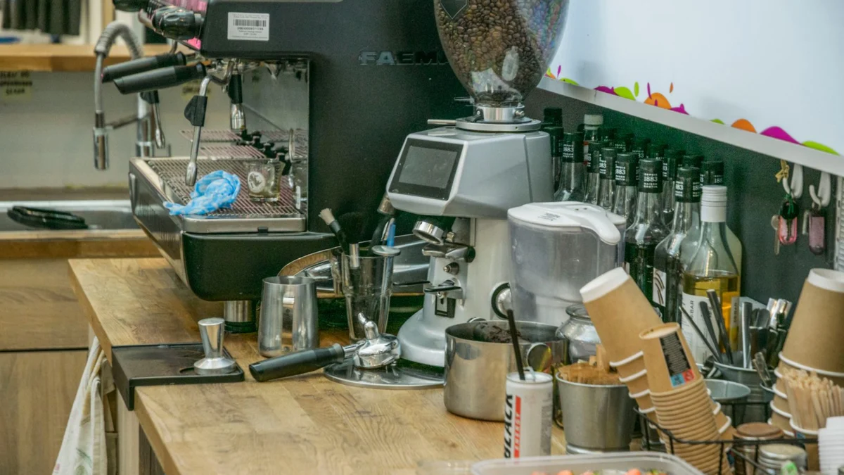 Bancone di un bar con macchina per espresso professionale e ingredienti pronti per il servizio